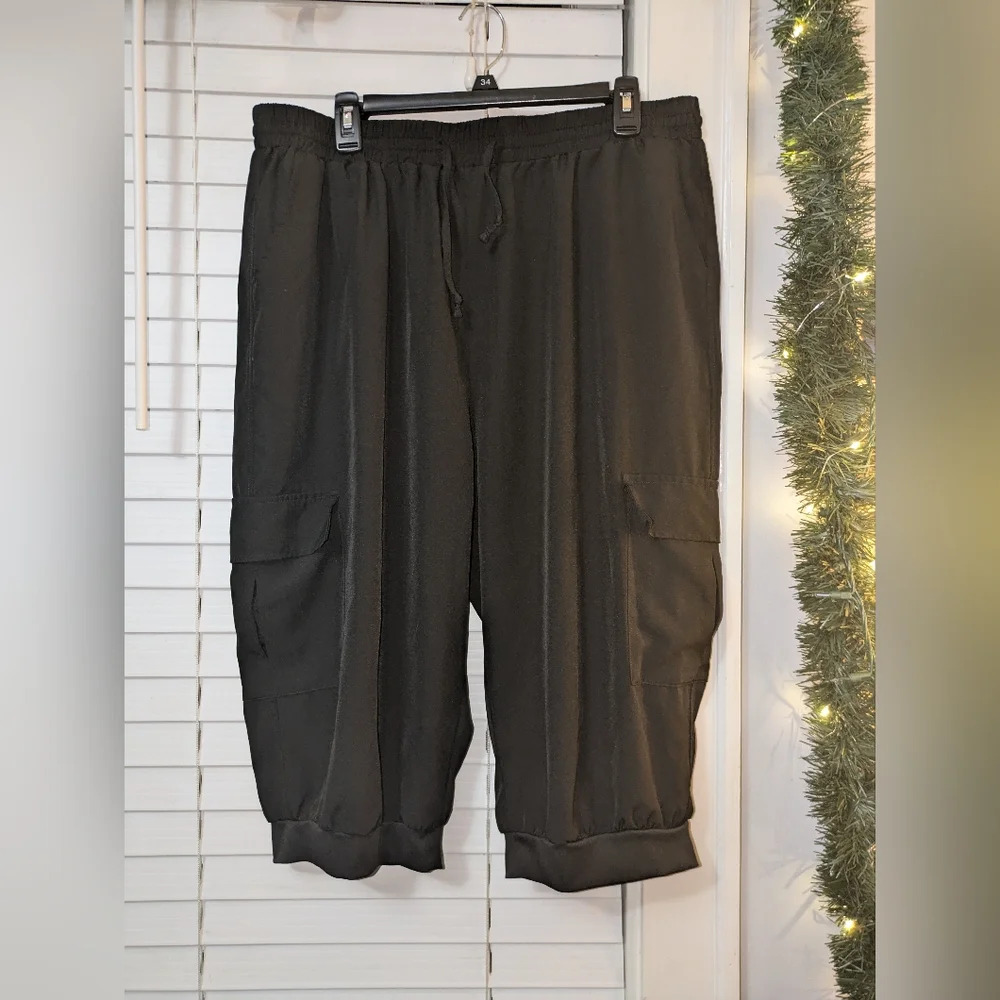 Shein Curve Women's Plus Size Baggy Lightweight Black Capri Size 3XL. EUC